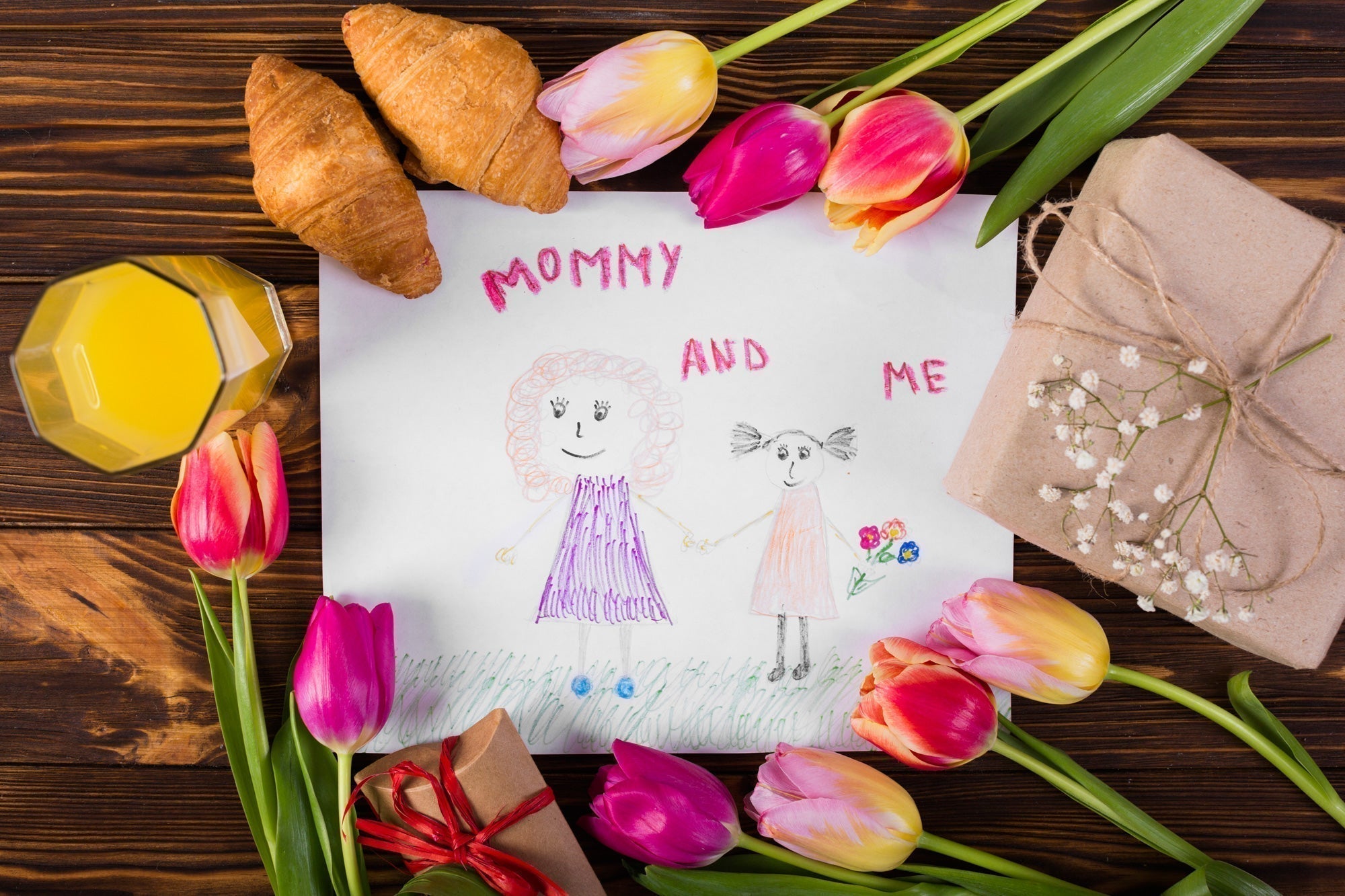 Muttertagsgeschenk mit Kinderzeichnung, Tulpen & Croissants – kein Klischee, pure Liebe.