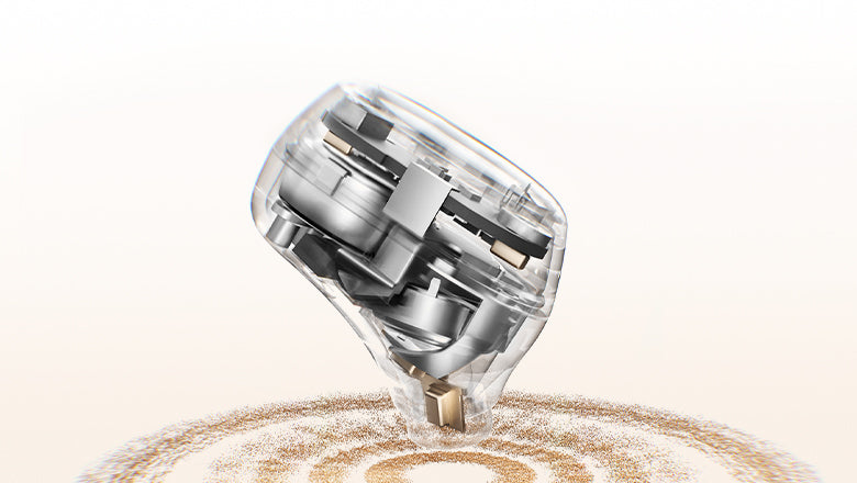 Auricolari in-ear trasparenti con interno visibile e accenti dorati.