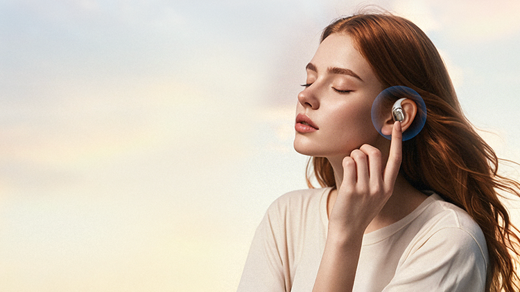Donna con cuffie wireless che ascolta musica.