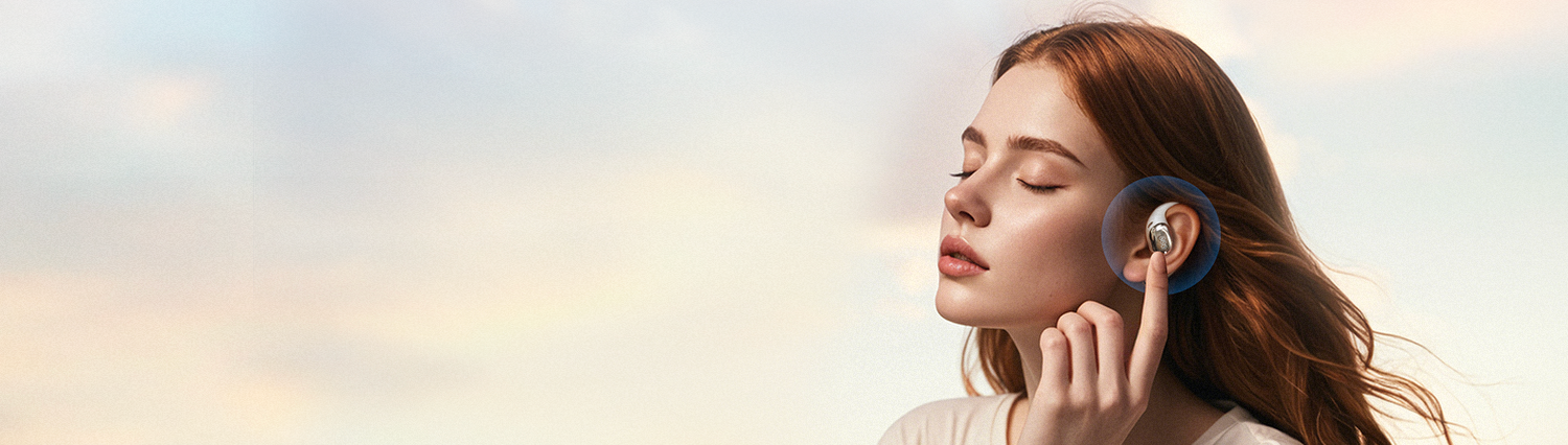 Donna con auricolari in-ear alla luce del sole, esperienza rilassante