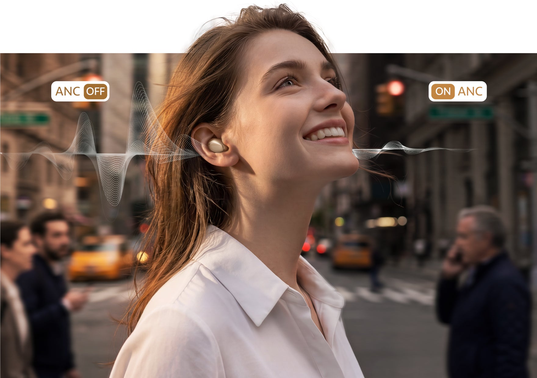 Donna con auricolari wireless in città. ANC acceso/spento visibile.