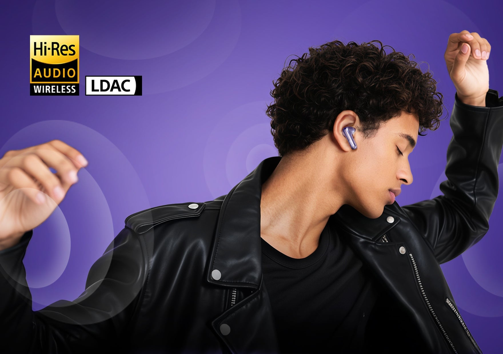 Giovane donna con cuffie wireless Hi-Res Audio, tecnologia LDAC, sfondo viola