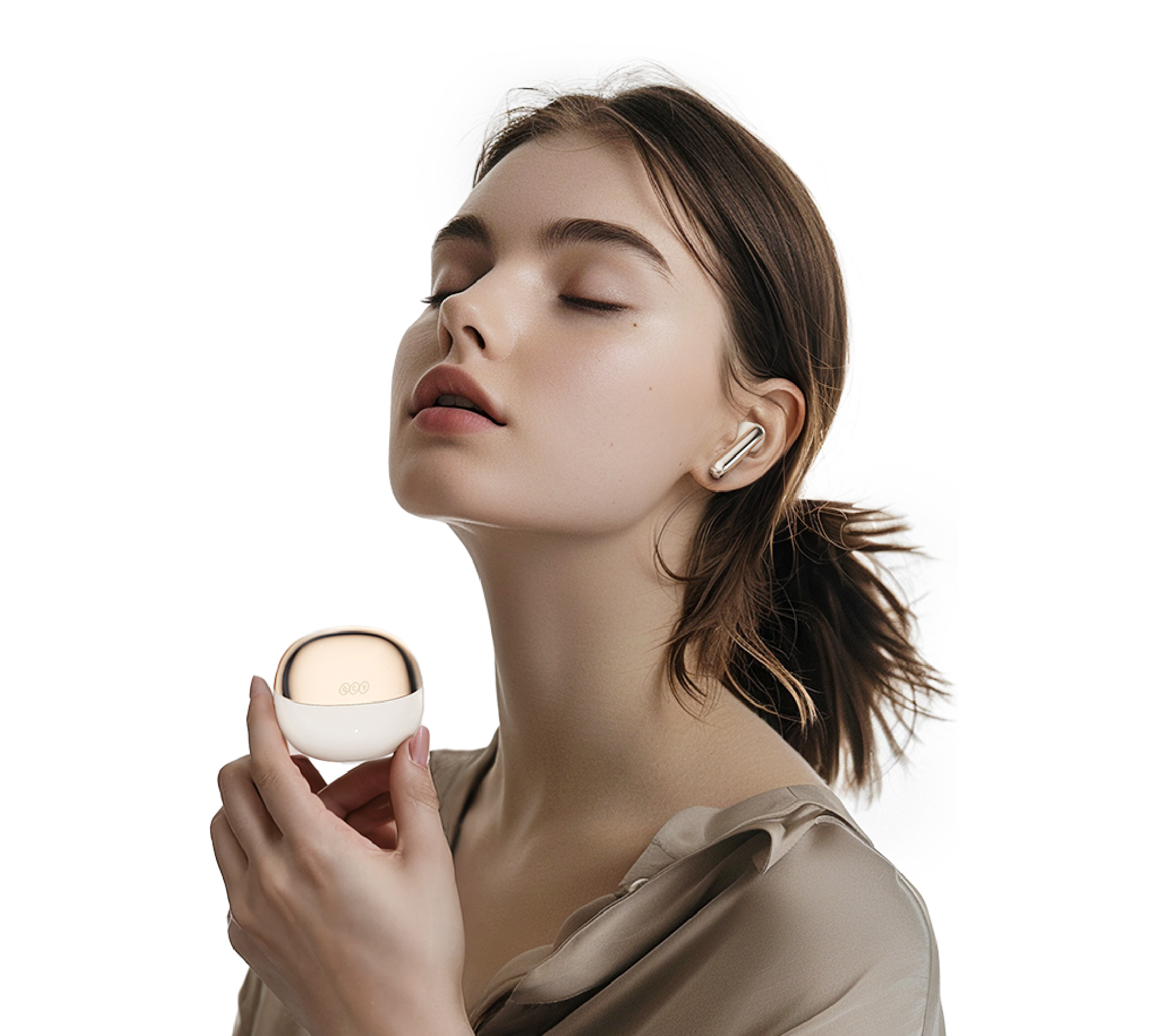 Donna con gli occhi chiusi che indossa auricolari bianchi wireless e tiene la custodia di ricarica, luce soffusa, sfondo minimalista