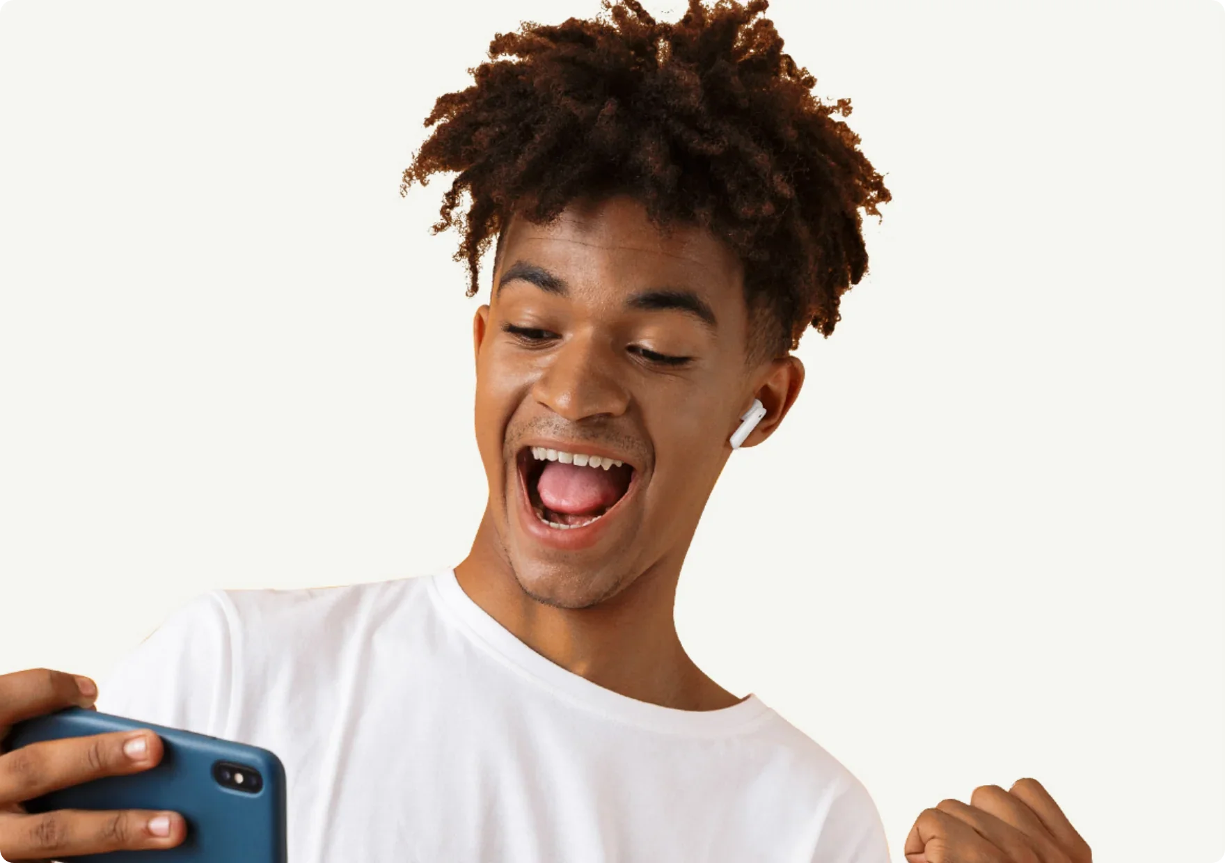 Giovane uomo felice con cuffie e smartphone che canta allegramente.