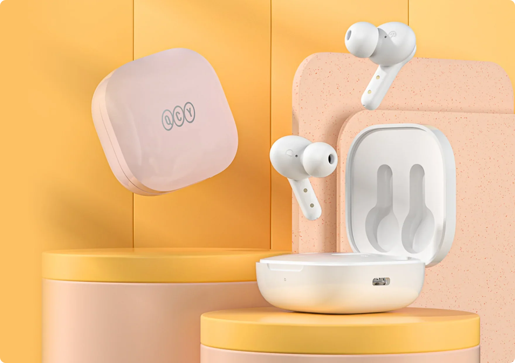 Cuffie Bluetooth QCY bianche in custodia di ricarica rosa, presentate con stile su piedistalli dai colori pastello davanti a uno sfondo caldo.