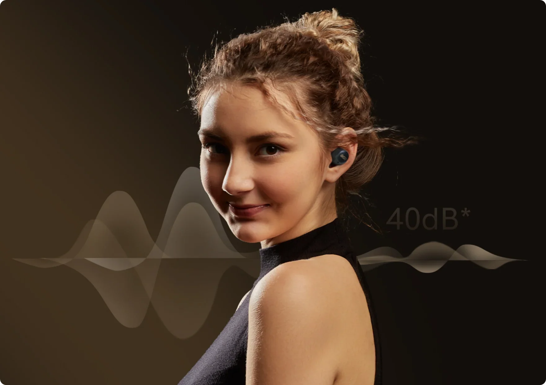 Donna con auricolari wireless in-ear, cancellazione del rumore da 40dB, sfondo scuro con grafica di onde sonore.