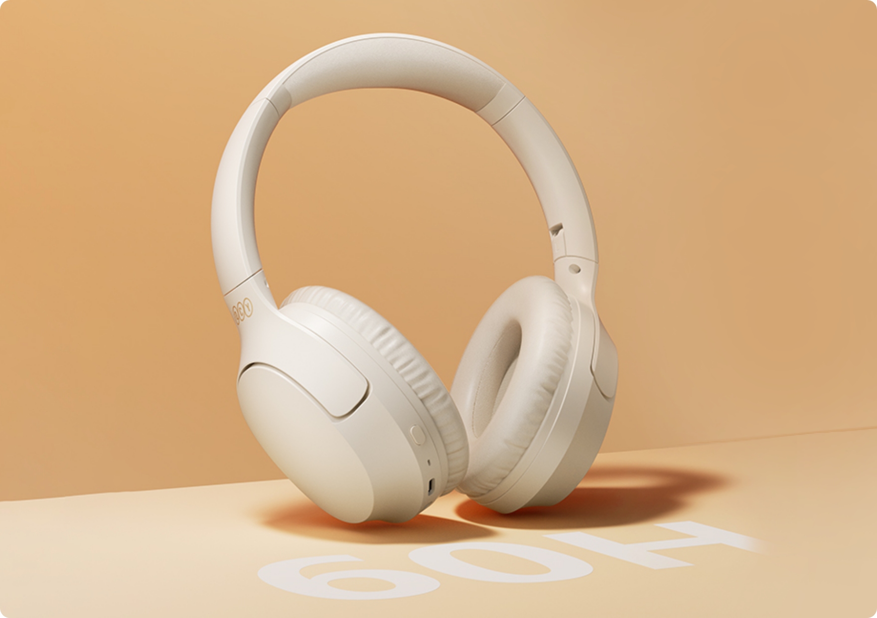Cuffie over-ear bianche con cancellazione del rumore, modello 604, presentate su sfondo color crema.