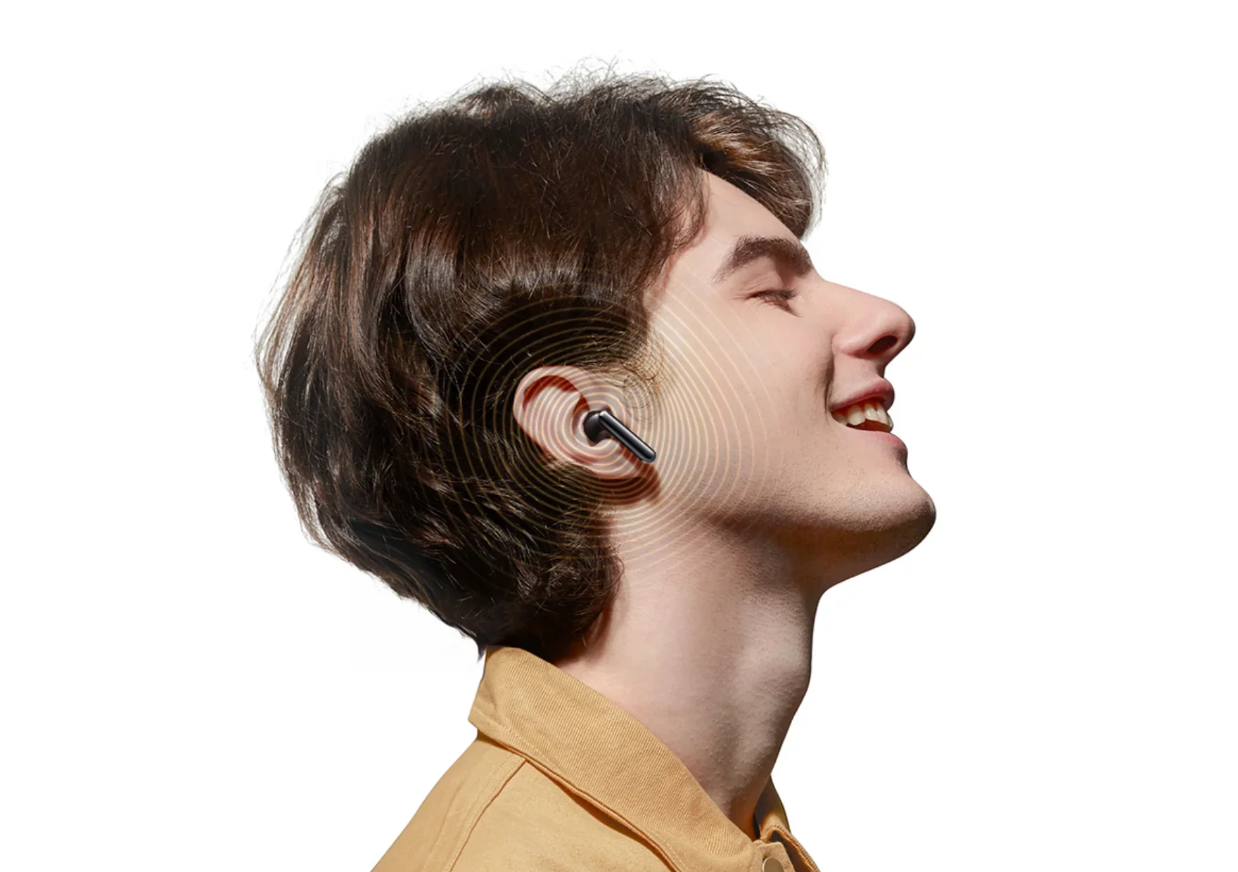 Uomo con auricolare wireless di profilo, sorridente e rilassato.