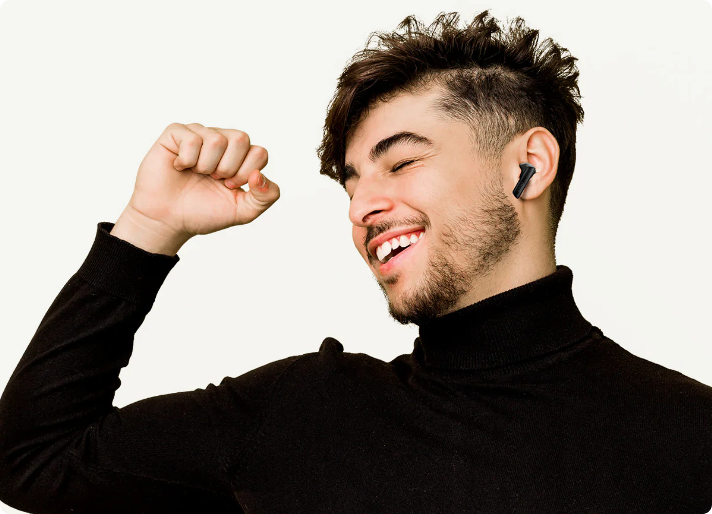 Uomo con auricolari wireless che balla felice e gode della musica.