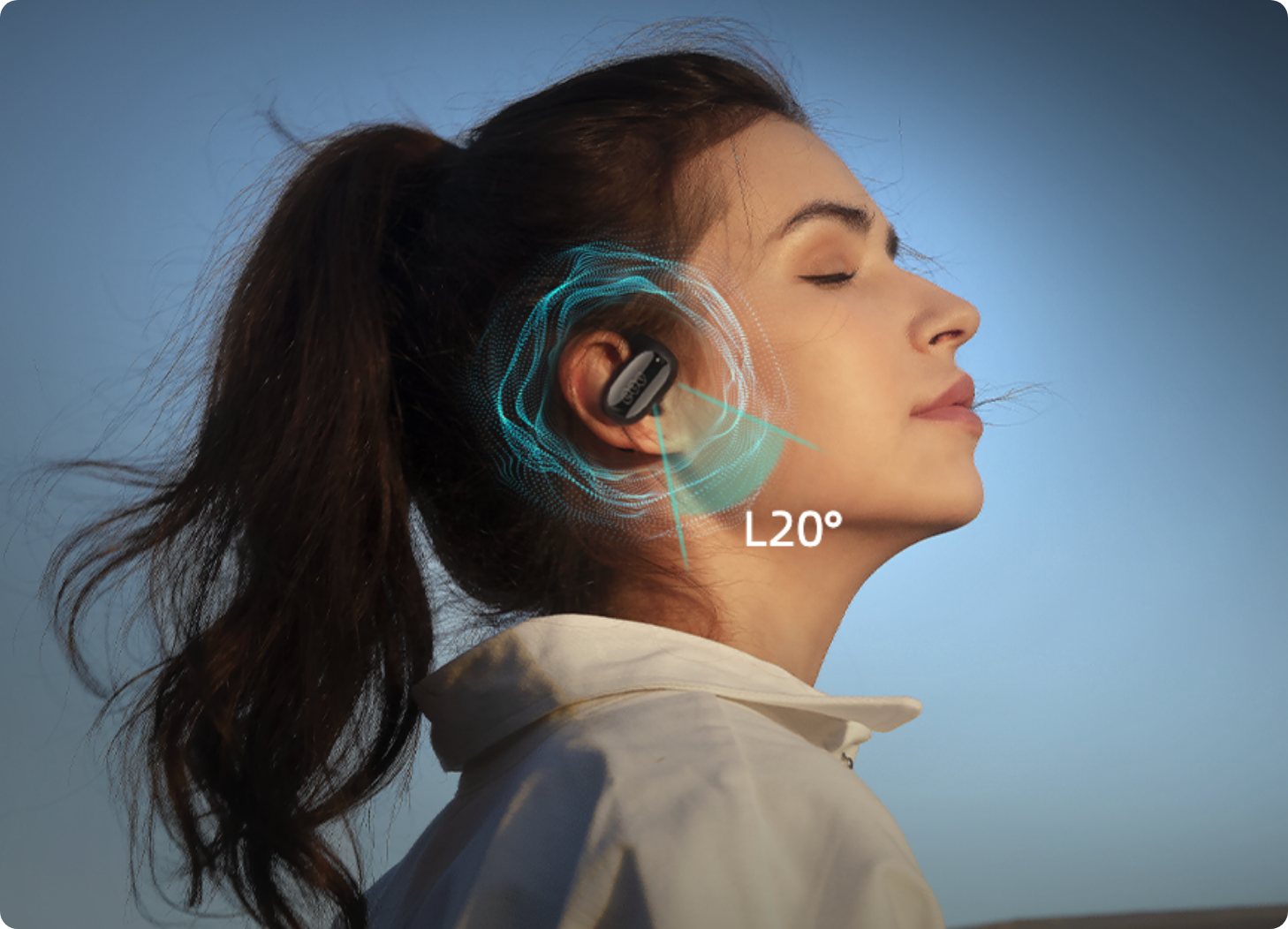 Donna con auricolari aperti, inclinazione di 20° per una tenuta sicura durante lo sport, traspiranti e confortevoli.