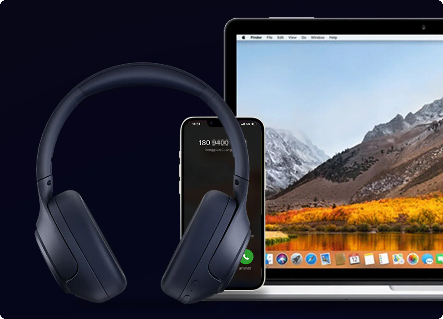 Cuffie over-ear blu scuro accanto a iPhone e MacBook con sfondo montano.
