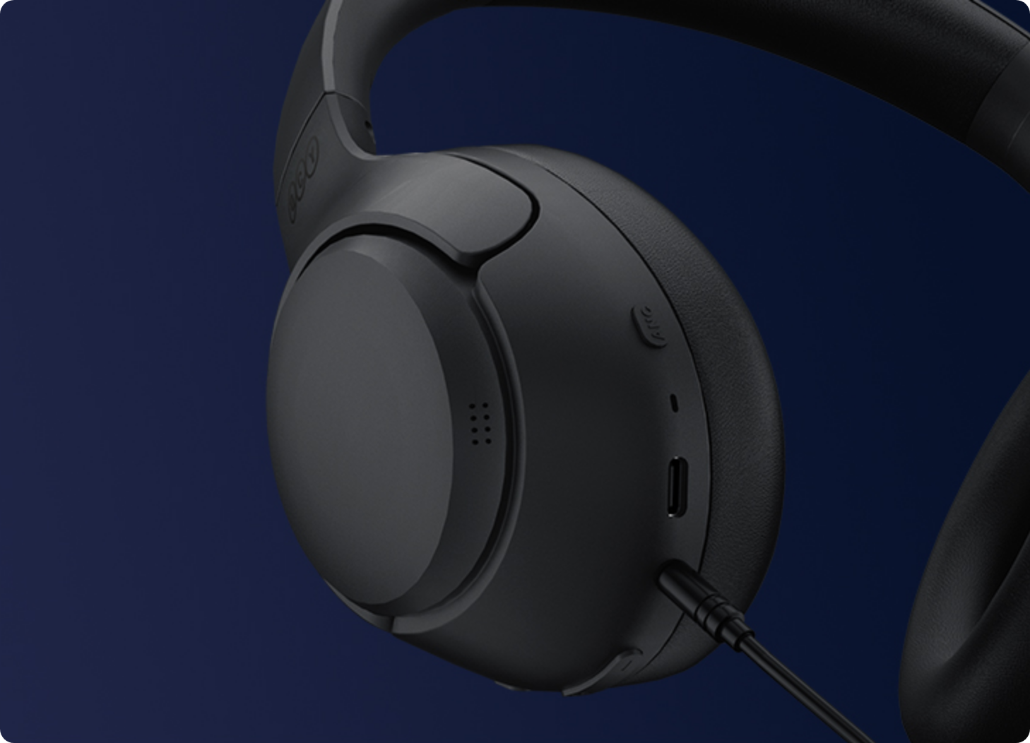 Cuffie over-ear nere con cavo e microfono.