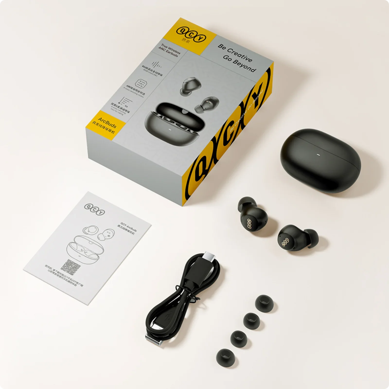 Auricolari True Wireless QCY ArcBuds con custodia di ricarica, cavo USB-C e tappi per le orecchie – design moderno, nero, in set.