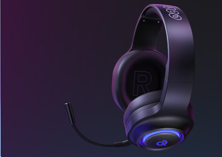 Cuffie da gioco nere con microfono e luce LED blu.