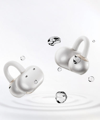 Auricolari wireless bianchi con protezione dall'acqua, sospesi in gocce d'acqua.