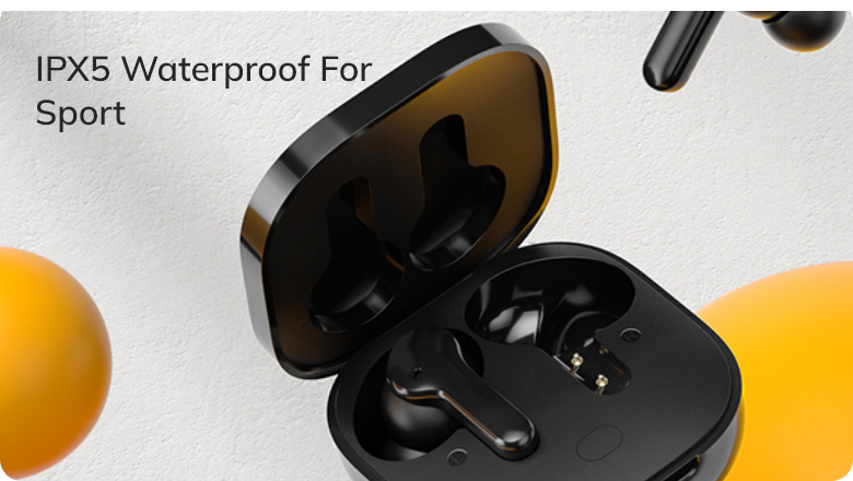 Cuffie sportive impermeabili IPX5 nere in custodia di ricarica aperta con accenti arancioni.