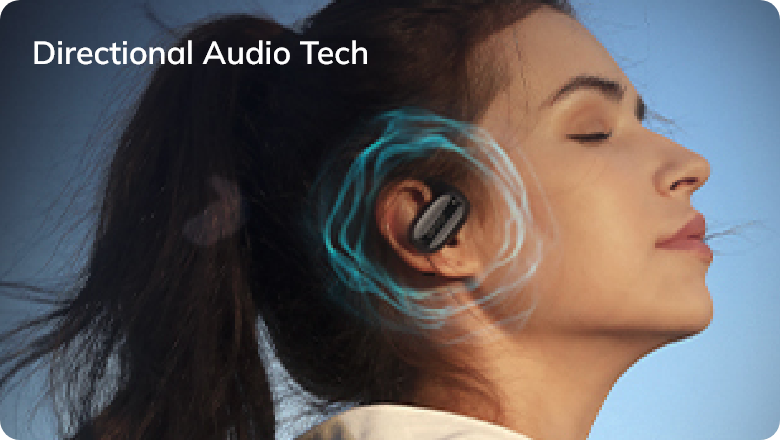 Donna con cuffie e tecnologia audio direzionale per un'esperienza sonora immersiva.