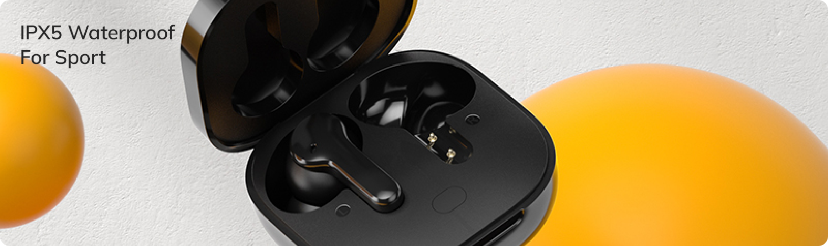 Cuffie wireless nere nella custodia di ricarica, impermeabili IPX5 per lo sport, con accenti arancioni su sfondo chiaro.