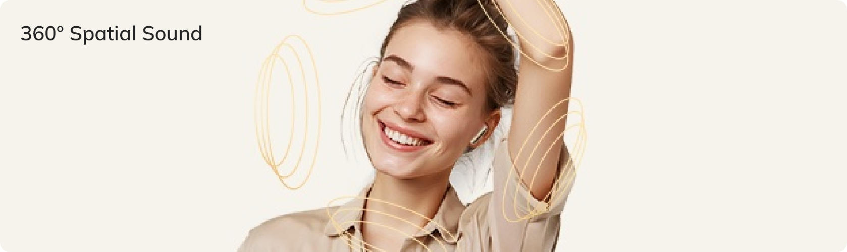 Donna con cuffie che gode del suono spaziale a 360°, sorridendo con gli occhi chiusi e illustrazioni di onde sonore dorate.