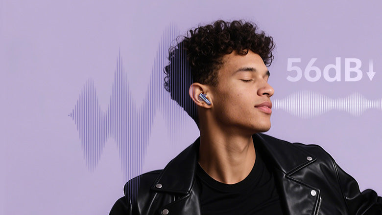 Giovane uomo con capelli ricci e giacca di pelle nera che indossa auricolari wireless, sfondo con onde sonore e indicatore 56dB