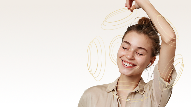 Donna felice con cuffie e sorriso rilassato, circondata da eleganti linee circolari.