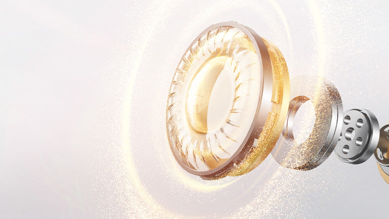 Anelli dorati e argentati lucenti fluttuano nell'aria con effetti di luce scintillanti, design moderno per prodotti di lusso.