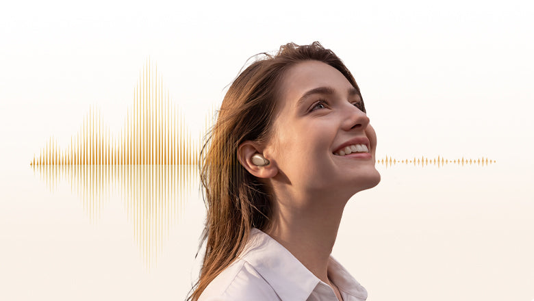Donna con auricolari wireless e onda sonora dorata, che sorride ascoltando musica.