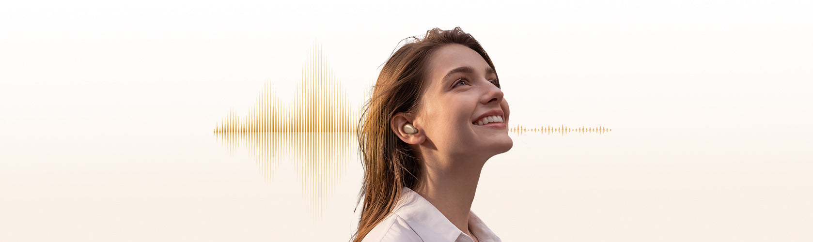 Donna con auricolari wireless e onde sonore dorate che gode della musica.