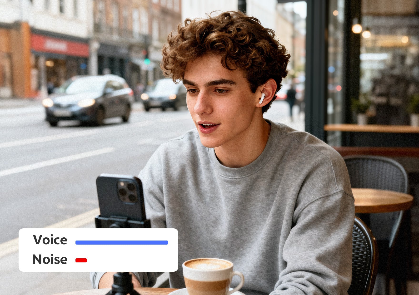 Giovane uomo con tappi per le orecchie parla nel microfono per registrazione vocale in mezzo al rumore della strada.