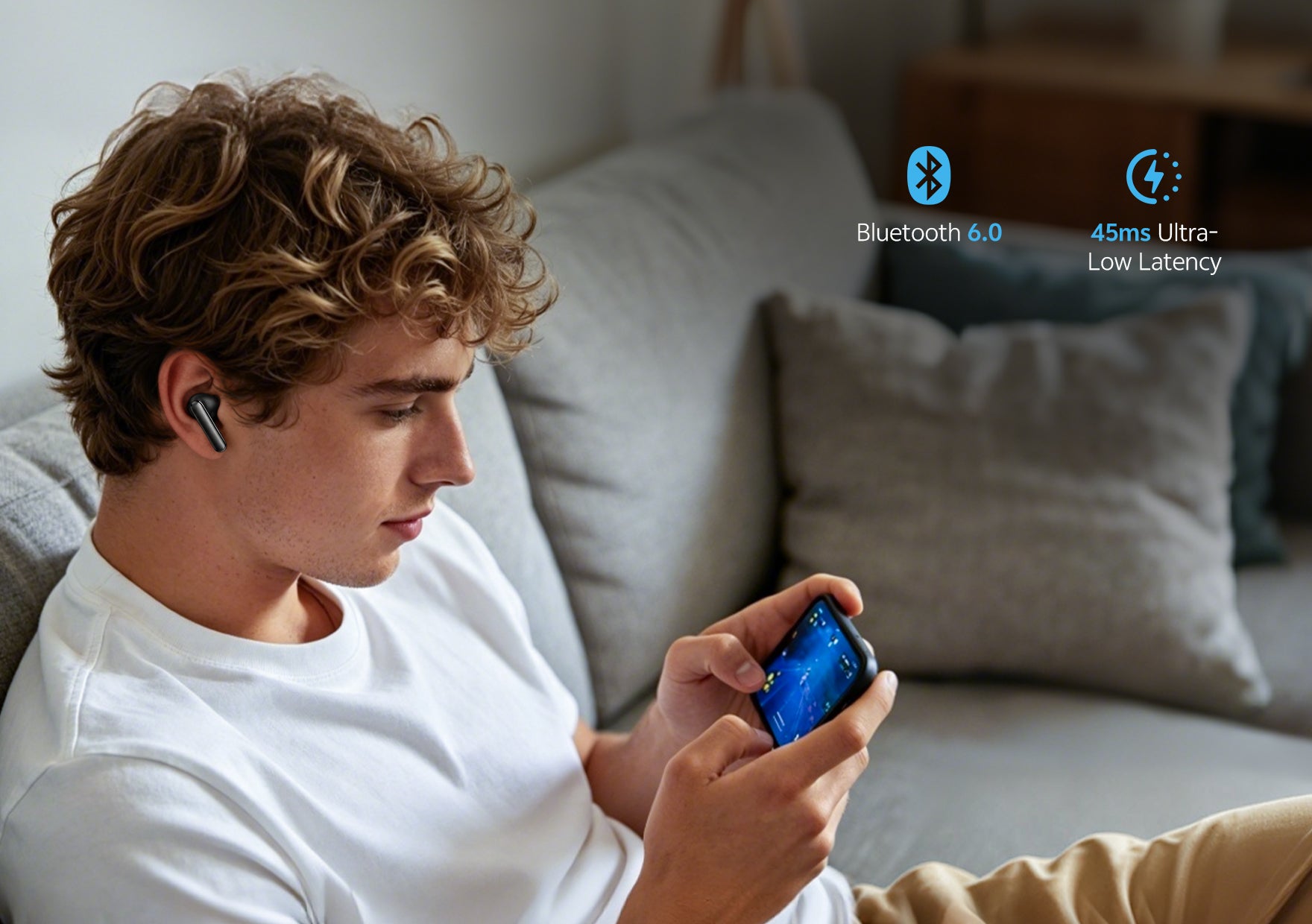 Giovane uomo con cuffie wireless e smartphone, Bluetooth 6.0 e latenza ultra bassa di 45 ms per gaming e musica.