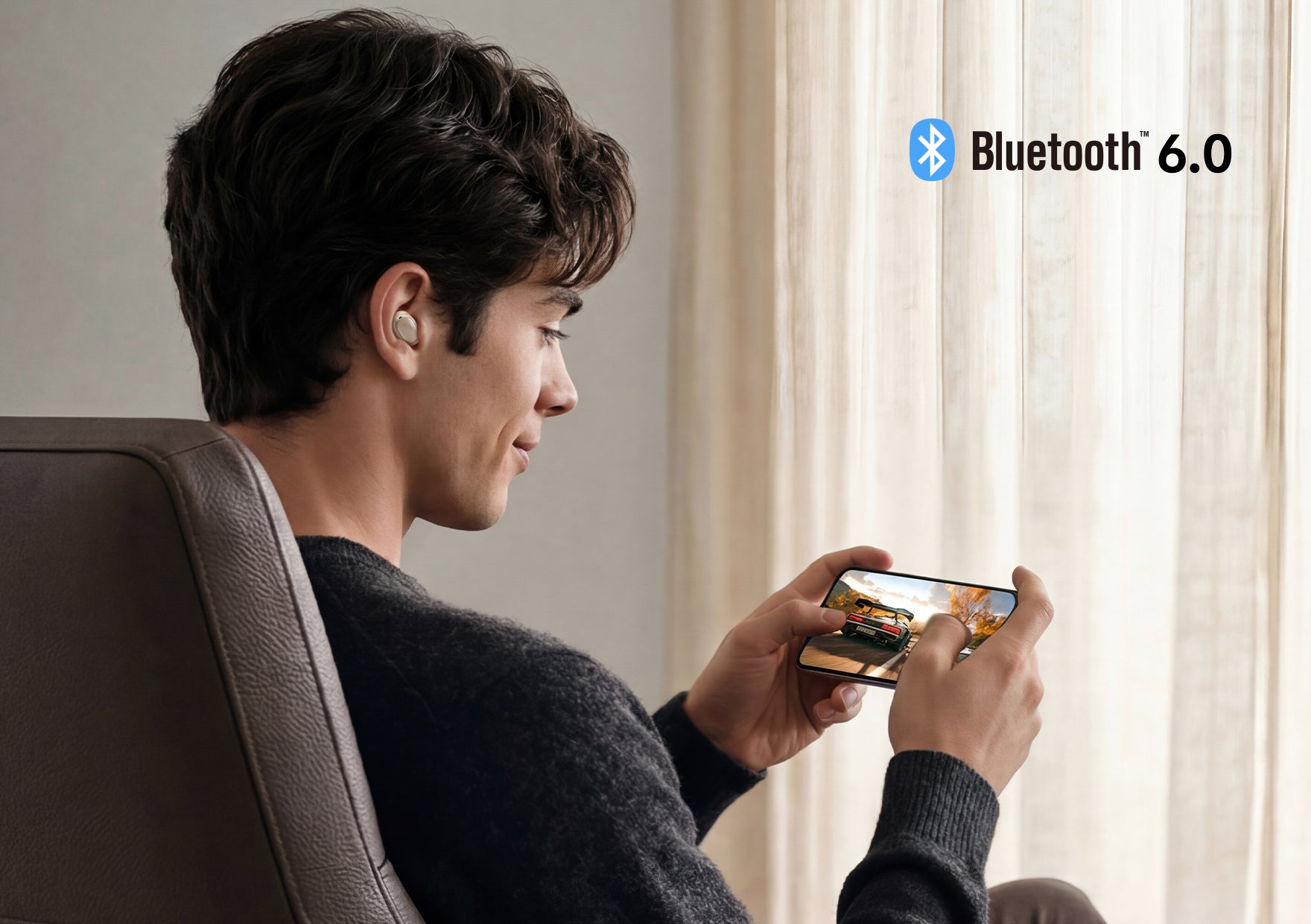 Uomo con auricolari Bluetooth 6.0 che utilizza uno smartphone – tecnologia moderna per un intrattenimento senza fili
