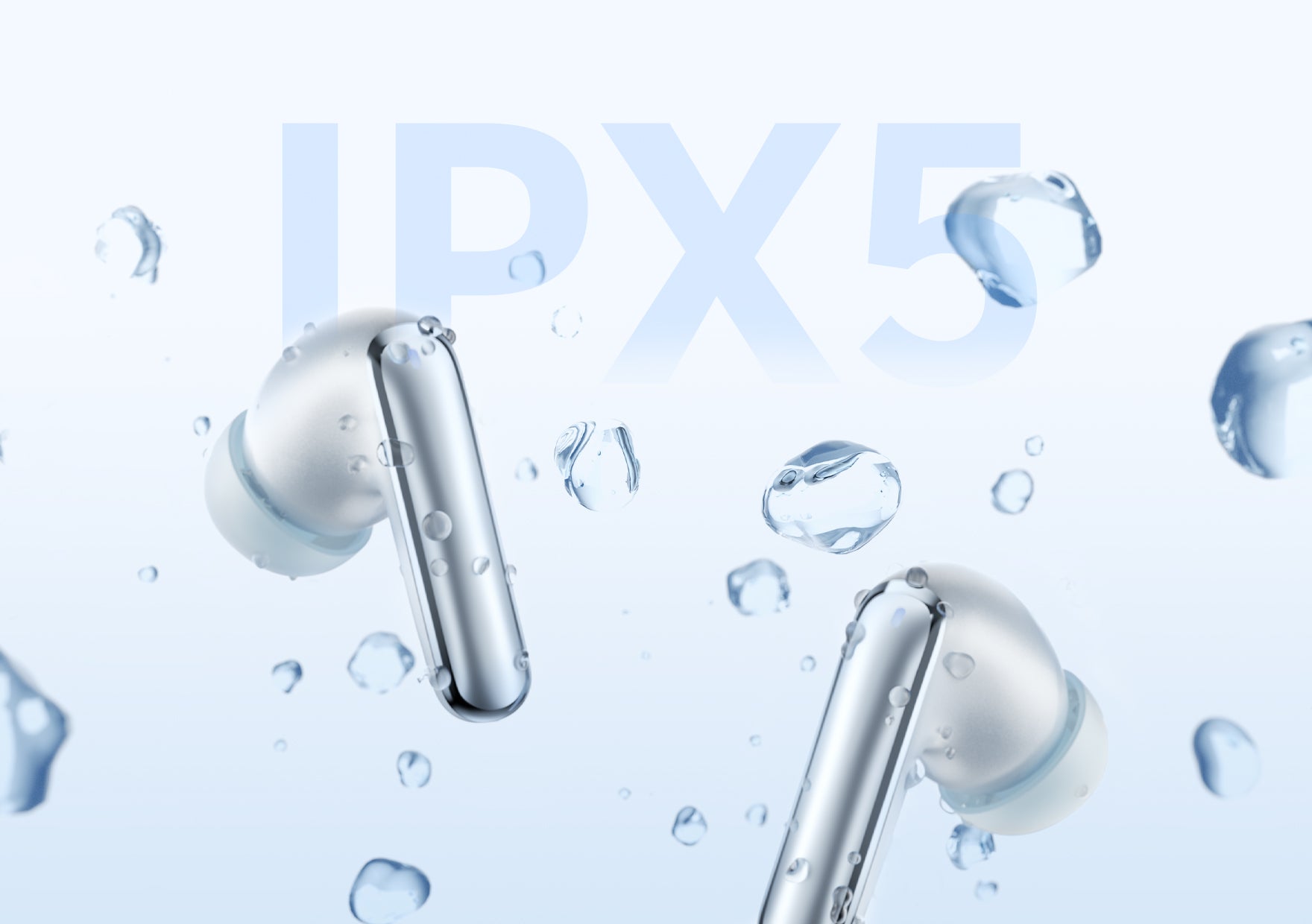 Cuffie Bluetooth argento con protezione impermeabile IPX5, circondate da gocce d'acqua.