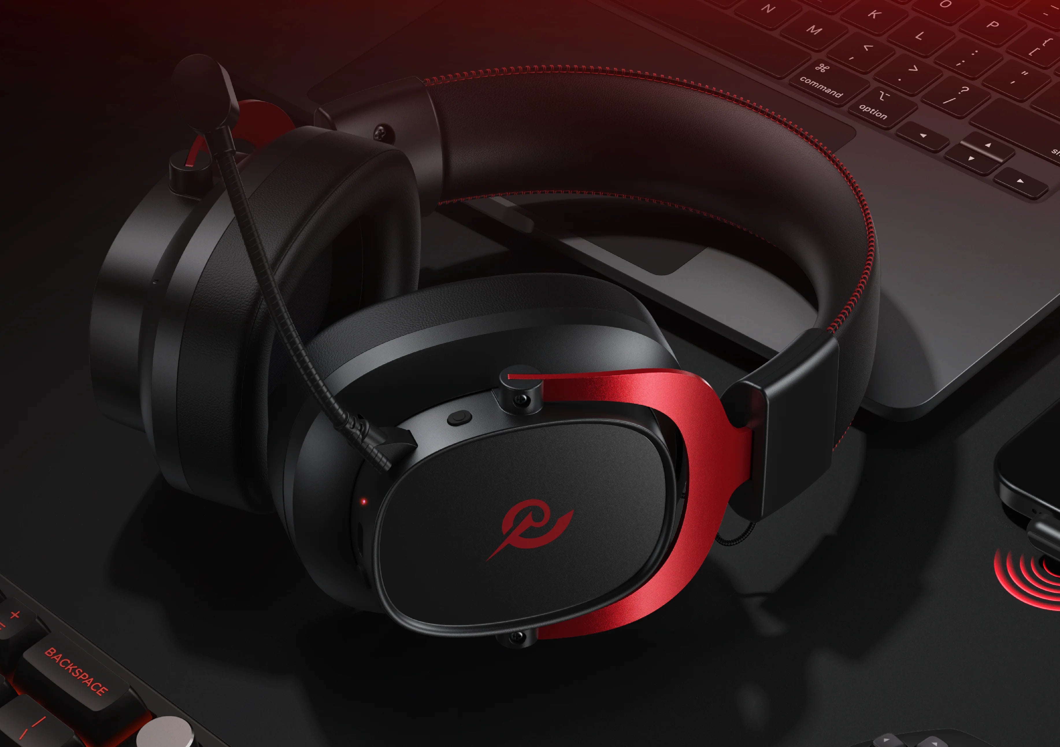 Cuffie da gioco con accento rosso e microfono, posizionate su laptop, per un'esperienza audio ottimale durante il gioco.