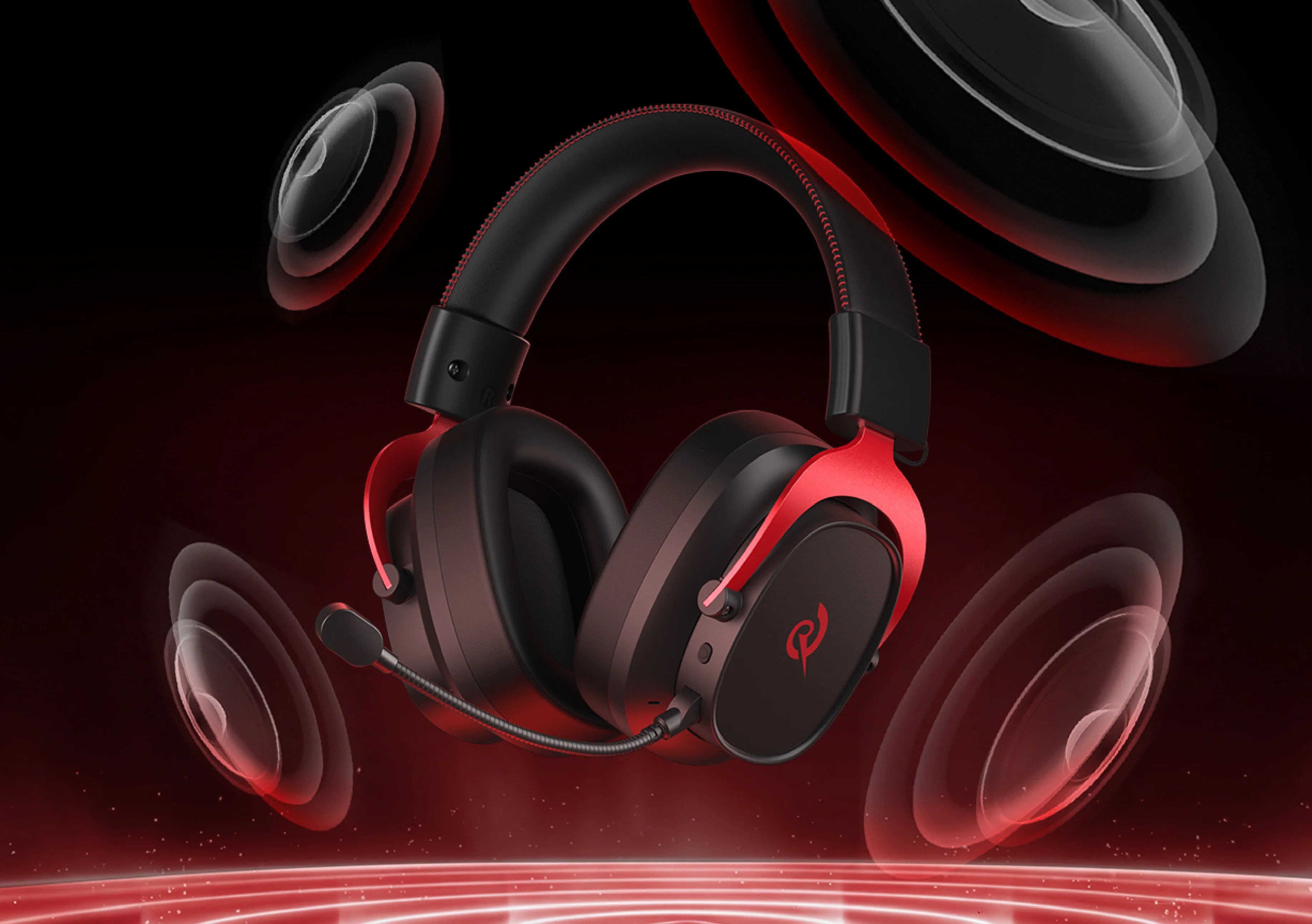 Cuffie da gaming nere con accenti rossi e microfono, circondate da altoparlanti dinamici su sfondo scuro.