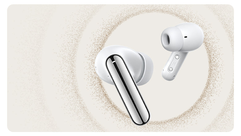 Auricolari in-ear wireless bianchi con accento argento su sfondo crema con effetto particelle.