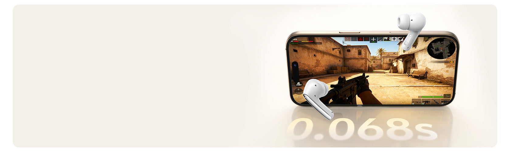 Auricolari bianchi accanto a uno smartphone con un gioco sparatutto sullo schermo.