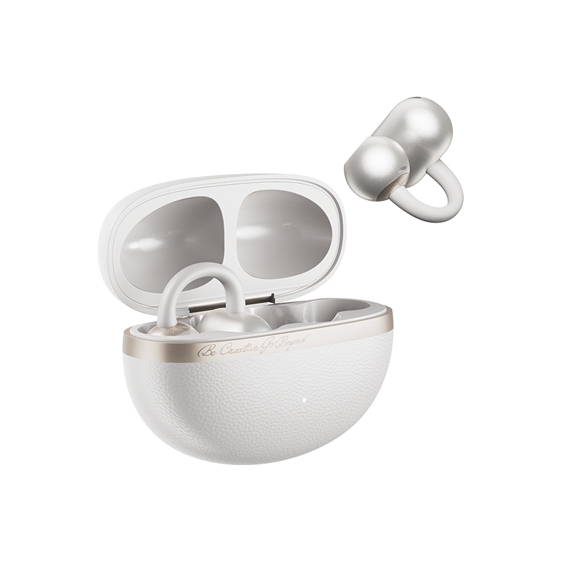 QCY Crossky C50 cuffie clip bianche Open-Ear con custodia di ricarica aperta, un auricolare nella custodia e l'altro sospeso sopra